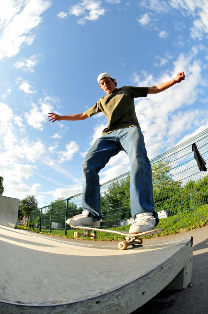 5 Easiest Skateboard Tricks For Beginner Skaters - Goskate.com
